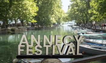 Lettres Annecy Festival sur fond verdoyant